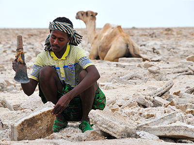 Extraction du sel par un jeune Afar - Pierre Emonet