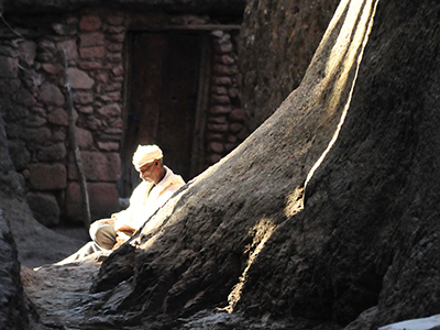 Prête orthodoxe devant l'une des Églises de Lalibela - Pierre Emonet
