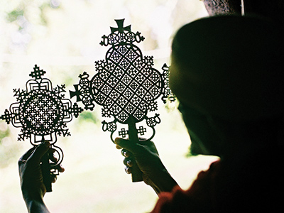 Prêtre présentant ses croix dans l'un des monastères du Lac Tana - Guillaume Petermann