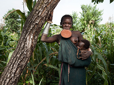 Jeune femme surma et son bébé - Guillaume Petermann