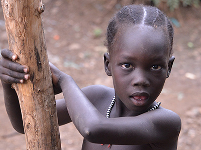 Jeune fille Anuak - Par Rod Waddington from Kergunyah, Australia (Anuak Tribe, Dimma) [CC BY-SA 2.0 (http://creativecommons.org/licenses/by-sa/2.0)], via Wikimedia Commons
