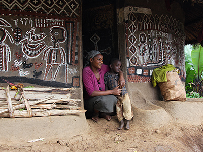 Mère et son enfant devant leur case traditionelle dans la région de Kaffa - Guillaume Petermann