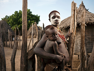 Femme Karo et son bébé - Guillaume Petermann