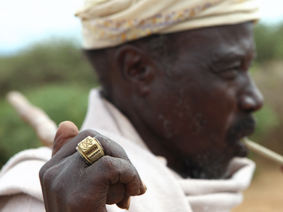 Homme Borana, sa bague rappelant son appartenance au groupe des Oromos et à l'Islam - Guillaume Petermann